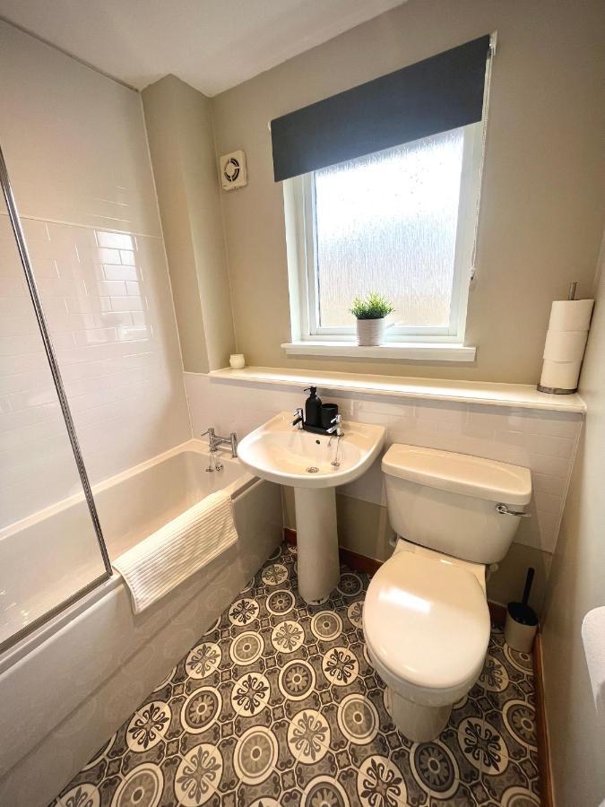 Comfortable, Modern Apartment With Parking. Inverness. エクステリア 写真